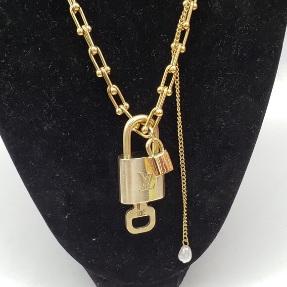 Authentic Louis Vuitton Lock & Key w/ Unbranded Gold Plated Gold Horseshoe Chain - Picture 8 of 10